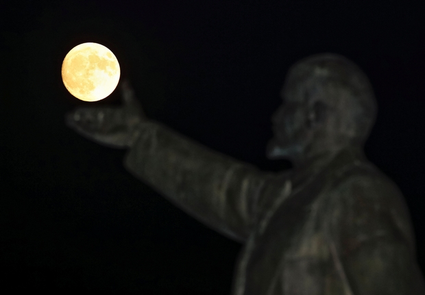A full moon rises behind a statue of Soviet state founder Vladimir Lenin on the eve of the "supermoon" spectacle, Baikonur, Kazakhstan, November 13, 2016.  REUTERS/Shamil Zhumatov      TPX IMAGES OF THE DAY