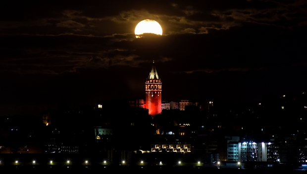 The supermoon is seen over the historical Galata Tower in Istanbul, Turkey, early November 14, 2016. REUTERS/Yagiz Karahan TPX IMAGES OF THE DAY