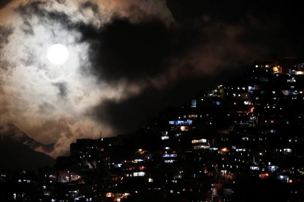 The rising supermoon is seen over the slum of Petare in Caracas, Venezuela November 14, 2016. REUTERS/Carlos Garcia Rawlins     TPX IMAGES OF THE DAY
