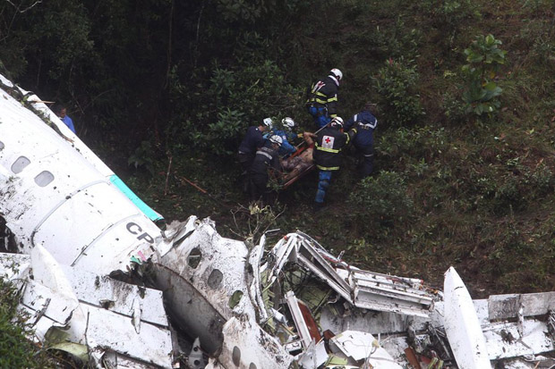epa05652103 Rescue teams recover a body at the scene of the plane crash in the municipality of La Ceja, Department of Antioquia, Colombia, 29 November 2016. According to reports from the Colombian National Police, 76 people died when an aircraft crashed late 28 November 2016 with 81 people on board, including the players of the Brazilian soccer club Chapecoense. The plane crashed in a mountainous area outside Medellin, Colombia as it was approaching the Jose Maria Cordoba airport. The cause of the incident is yet uknown. Chapecoense were scheduled to play in the Copa Sudamericana final against Medellin's Atletico Nacional on 30 November 2016.  EPA/LUIS EDUARDO NORIEGA A.