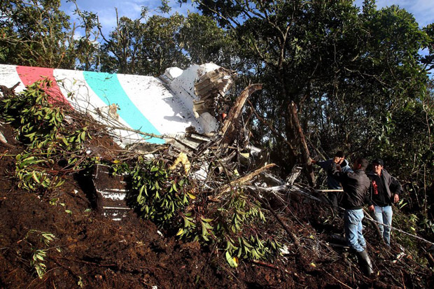 epa05652238 Local farmers observe the scene of the plane crash in the municipality of La Union, Department of Antioquia, Colombia, 29 November 2016. According to reports from the Colombian National Police, 75 people died when an aircraft crashed late 28 November 2016 with 81 people on board, including players of the Brazilian soccer club Chapecoense. The plane crashed in a mountainous area outside Medellin, Colombia as it was approaching the Jose Maria Cordoba airport. The cause of the incident is as yet uknown. Chapecoense were scheduled to play in the Copa Sudamericana final against Medellin's Atletico Nacional on 30 November 2016.  EPA/LUIS EDUARDO NORIEGA A.