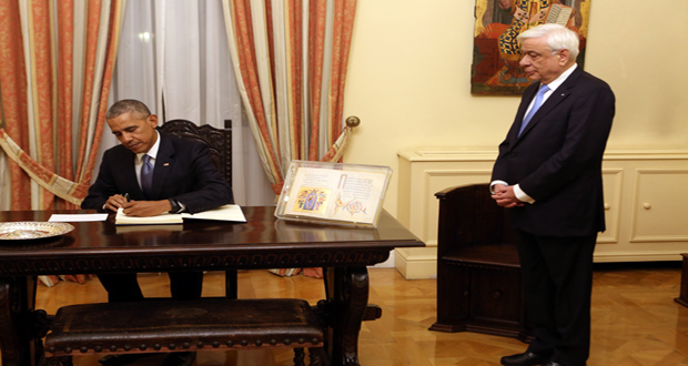 O Πρόεδρος της Δημοκρατίας Προκόπης Παυλόπουλος (Δ) παρακολουθεί τον πρόεδρο των ΗΠΑ Μπάρακ Ομπάμα (Α) να υπογράφει το βιβλίο Υψηλών Επισκεπτών, πριν το επίσημο δείπνο, στο Προεδρικό Μέγαρο, στο πλαίσιο της διήμερης επίσκεψης που πραγματοποιεί ο πρόεδρος των ΗΠΑ στην Αθήνα, Τρίτη 15 Νοεμβρίου 2016. ΑΠΕ-ΜΠΕ/ΑΠΕ-ΜΠΕ/Αλέξανδρος Μπελτές